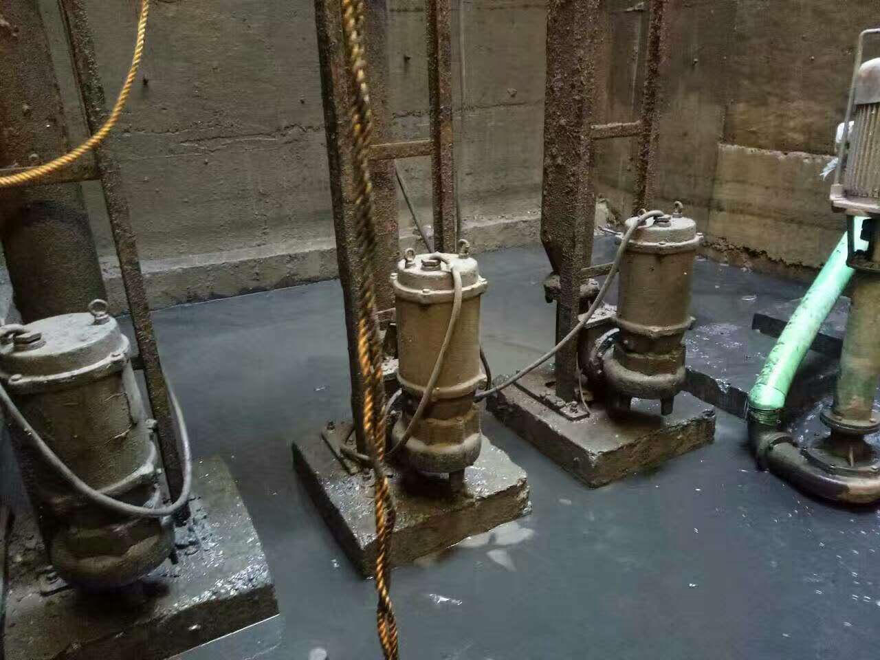 东凤镇污水池清理