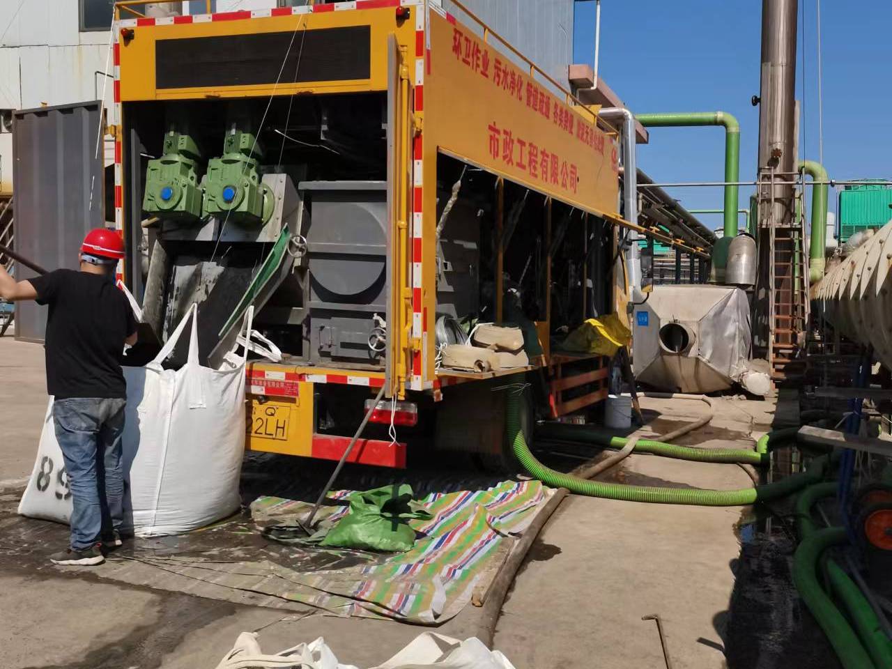 东凤镇淤泥压干处理