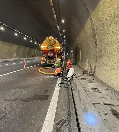 东凤镇隧道排水渠清淤